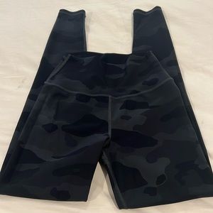 Small Alo leggings in black/grey camo print